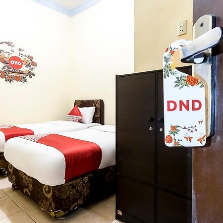 Oyo 723 Penginapan Nia Mandiri Syariah Medan Exterior photo