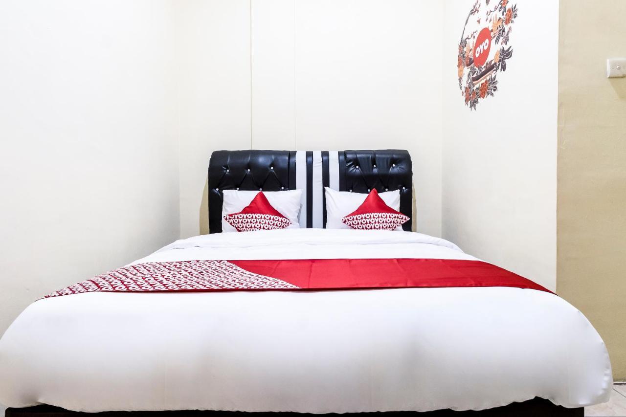 Oyo 723 Penginapan Nia Mandiri Syariah Medan Exterior photo