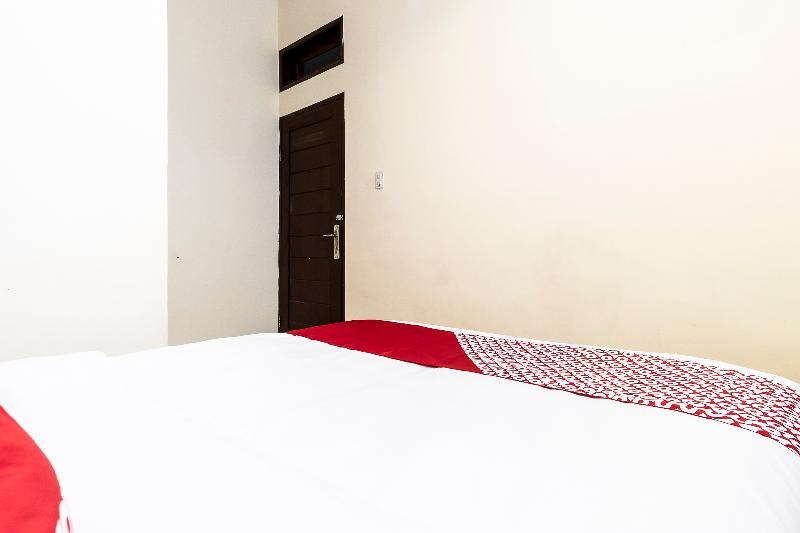 Oyo 723 Penginapan Nia Mandiri Syariah Medan Exterior photo